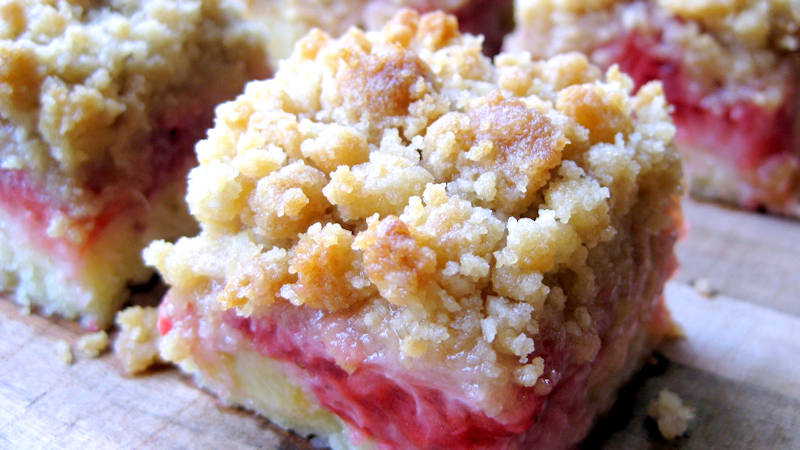 Strawberry crumble cake